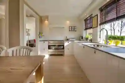 아늑한 공간을 만드는 우드 선반과 조명의 조화로운 활용법 살펴보기